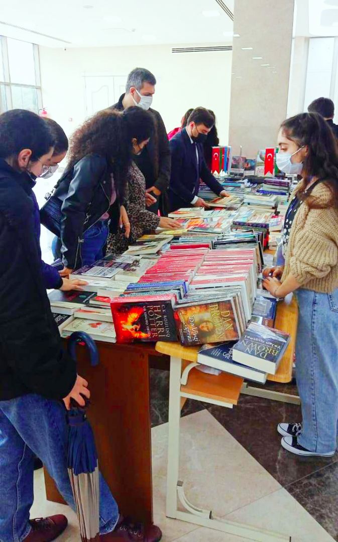 Продай свою книгу - инновационный проект на первой Сумгайытской книжной выставке (ФОТО)