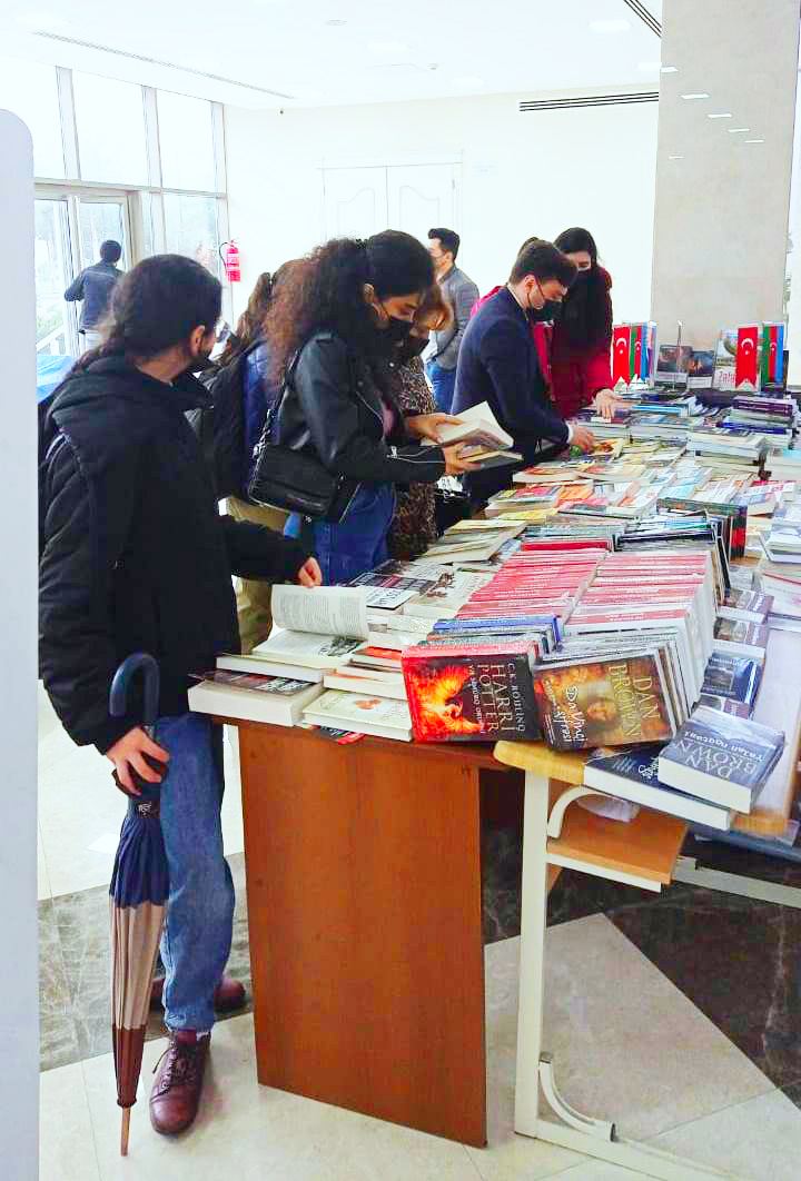 Продай свою книгу - инновационный проект на первой Сумгайытской книжной выставке (ФОТО)