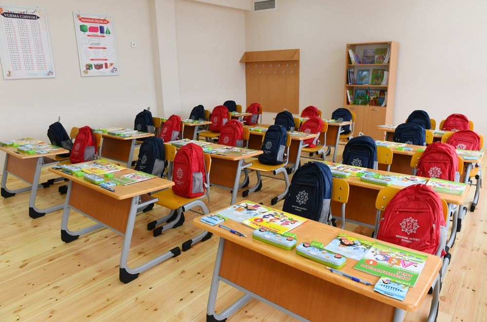 Президент Ильхам Алиев и Первая леди Мехрибан Алиева приняли участие в открытии нового здания Чарханской сельской средней школы в Шамахе (ФОТО/ВИДЕО)