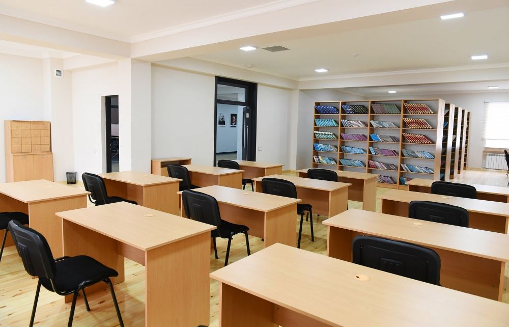 Президент Ильхам Алиев и Первая леди Мехрибан Алиева приняли участие в открытии нового здания Чарханской сельской средней школы в Шамахе (ФОТО/ВИДЕО)