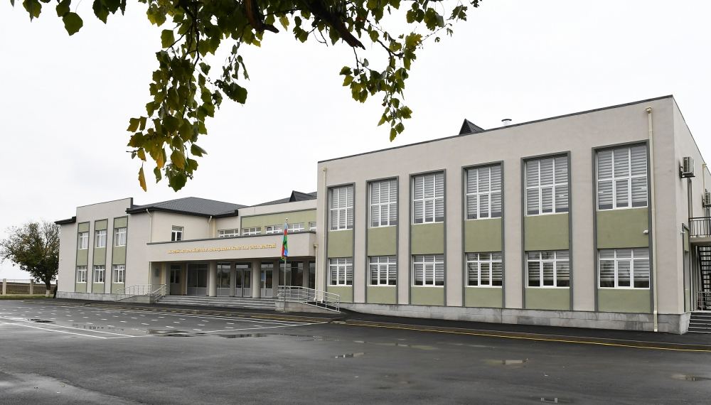 Президент Ильхам Алиев и Первая леди Мехрибан Алиева приняли участие в открытии нового здания Чарханской сельской средней школы в Шамахе (ФОТО/ВИДЕО)