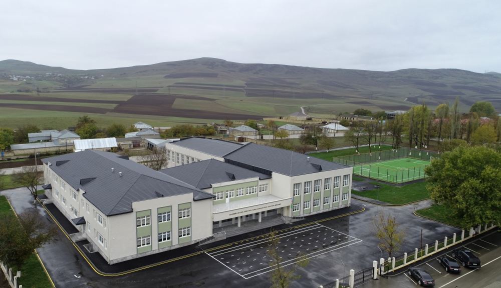 Президент Ильхам Алиев и Первая леди Мехрибан Алиева приняли участие в открытии нового здания Чарханской сельской средней школы в Шамахе (ФОТО/ВИДЕО)