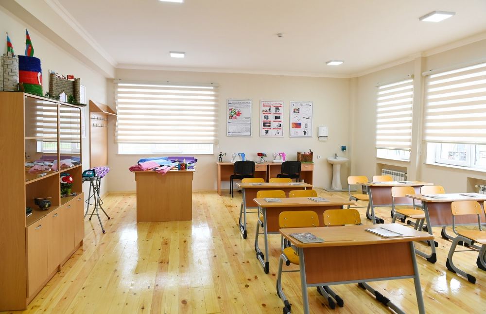 Президент Ильхам Алиев и Первая леди Мехрибан Алиева приняли участие в открытии нового здания Чарханской сельской средней школы в Шамахе (ФОТО/ВИДЕО)