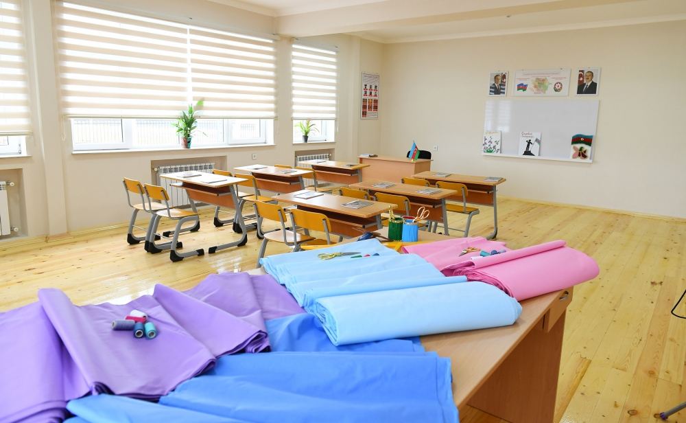 Президент Ильхам Алиев и Первая леди Мехрибан Алиева приняли участие в открытии нового здания Чарханской сельской средней школы в Шамахе (ФОТО/ВИДЕО)