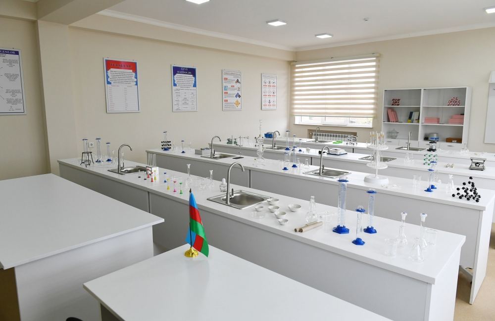 Президент Ильхам Алиев и Первая леди Мехрибан Алиева приняли участие в открытии нового здания Чарханской сельской средней школы в Шамахе (ФОТО/ВИДЕО)