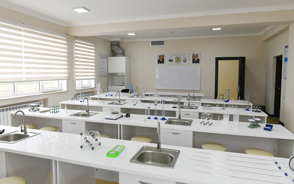 Президент Ильхам Алиев и Первая леди Мехрибан Алиева приняли участие в открытии нового здания Чарханской сельской средней школы в Шамахе (ФОТО/ВИДЕО)