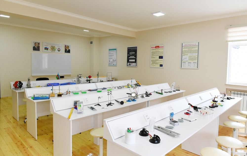 Президент Ильхам Алиев и Первая леди Мехрибан Алиева приняли участие в открытии нового здания Чарханской сельской средней школы в Шамахе (ФОТО/ВИДЕО)