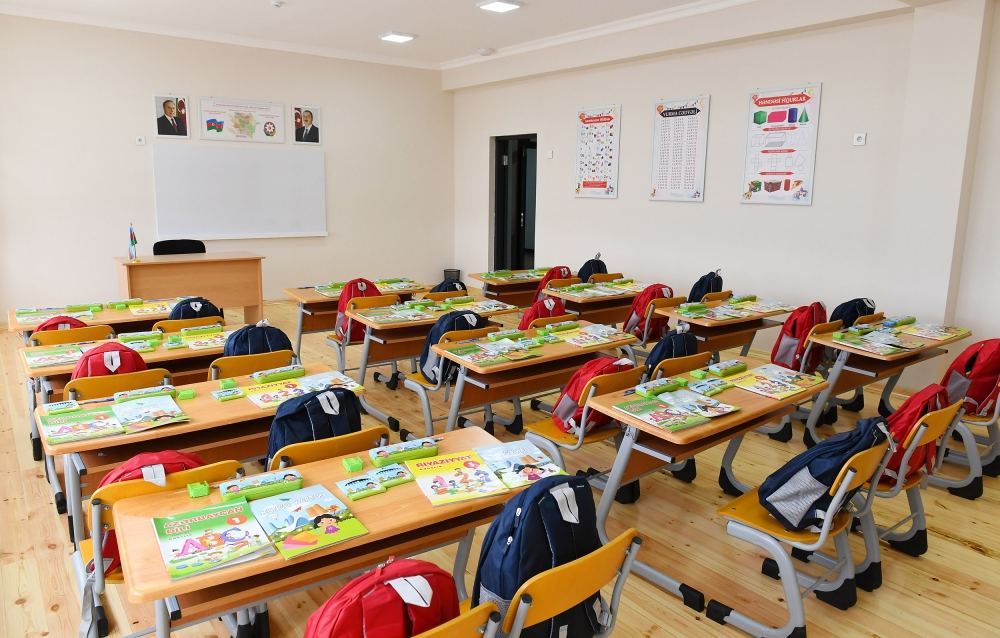 Президент Ильхам Алиев и Первая леди Мехрибан Алиева приняли участие в открытии нового здания Чарханской сельской средней школы в Шамахе (ФОТО/ВИДЕО)