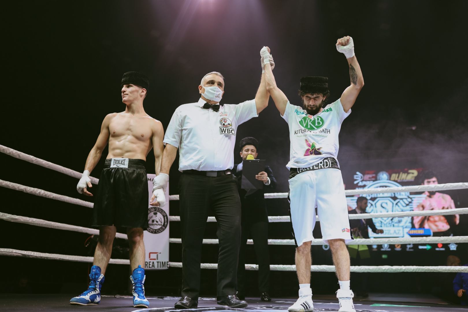 В Баку прошли битвы профессиональных боксеров  в черных папахах (ФОТО)