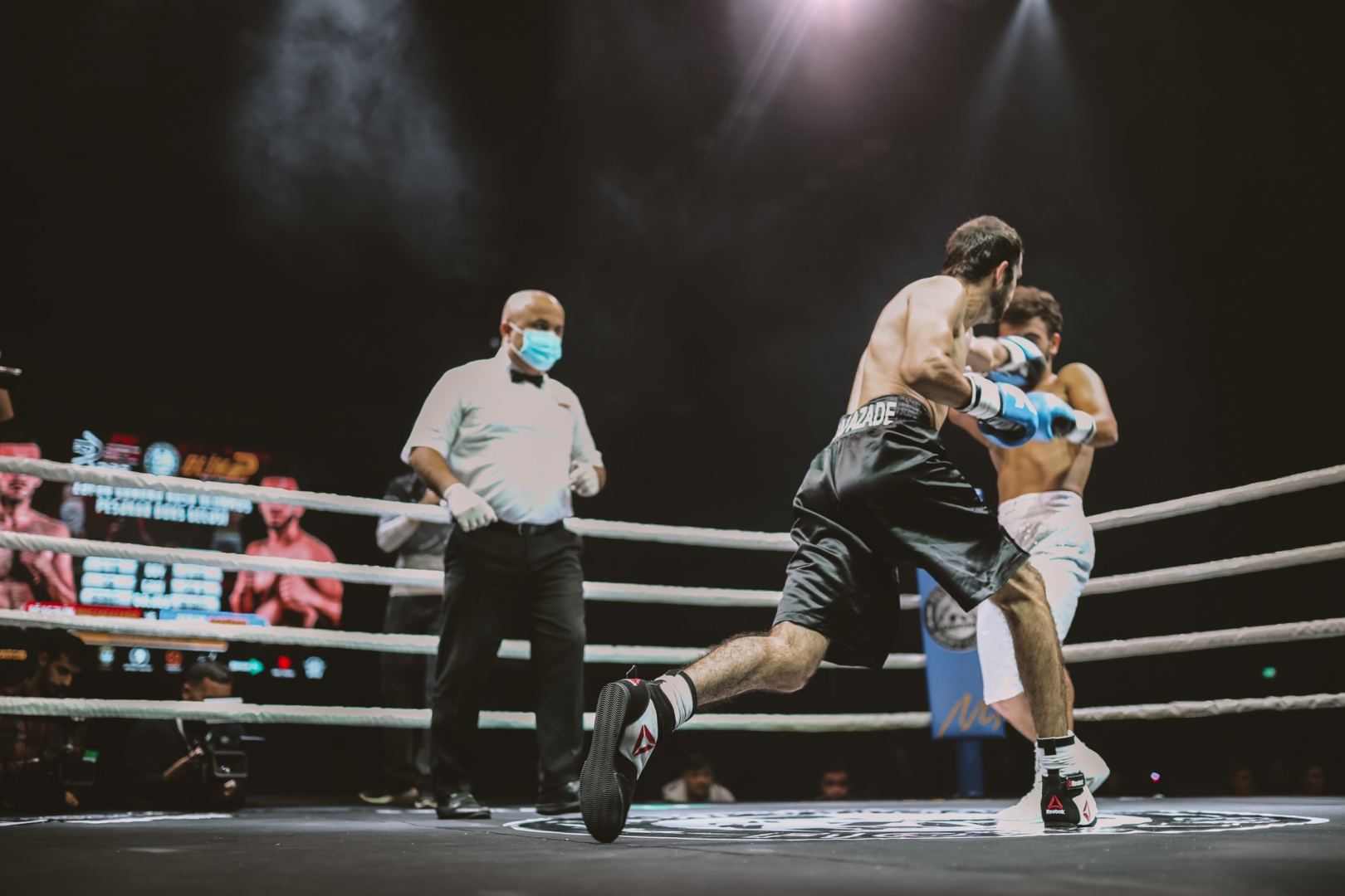 В Баку прошли битвы профессиональных боксеров  в черных папахах (ФОТО)