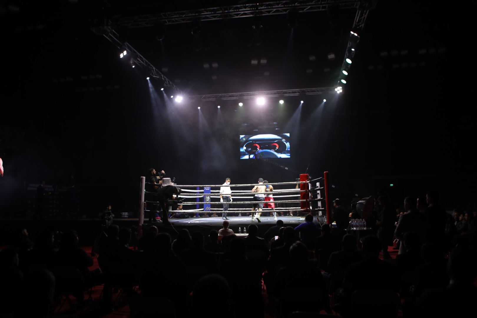 В Баку прошли битвы профессиональных боксеров  в черных папахах (ФОТО)