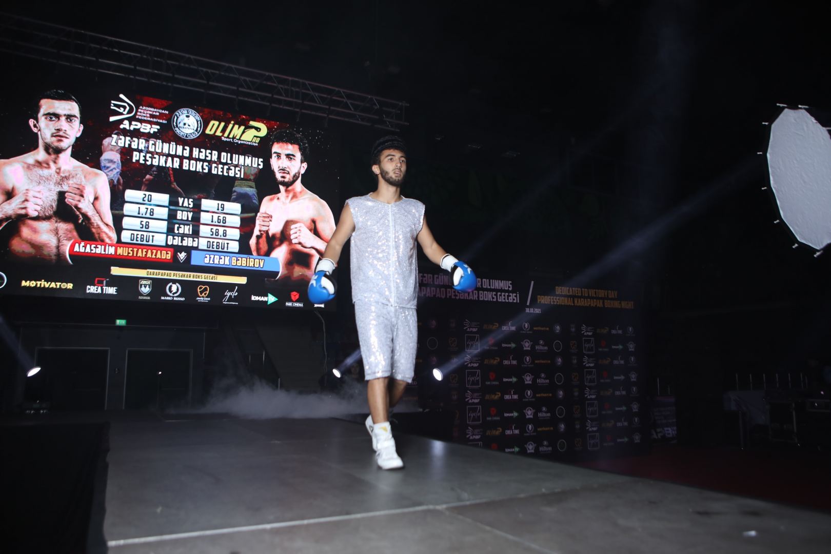 В Баку прошли битвы профессиональных боксеров  в черных папахах (ФОТО)