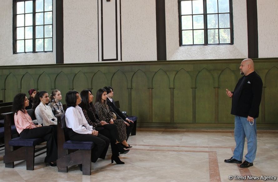 Классическую музыку нельзя превращать в погоню за деньгами – советы всемирно известных вокалистов юным азербайджанцам (ФОТО)