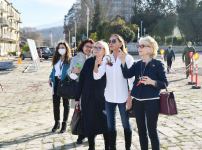 Президент Ильхам Алиев и Первая леди Мехрибан Алиева побеседовали с участниками VIII Глобального Бакинского форума, совершившими поездку в Шушу (ФОТО/ВИДЕО) (версия 2)