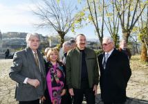 Президент Ильхам Алиев и Первая леди Мехрибан Алиева побеседовали с участниками VIII Глобального Бакинского форума, совершившими поездку в Шушу (ФОТО/ВИДЕО) (версия 2)