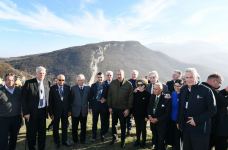 Президент Ильхам Алиев и Первая леди Мехрибан Алиева побеседовали с участниками VIII Глобального Бакинского форума, совершившими поездку в Шушу (ФОТО/ВИДЕО) (версия 2)