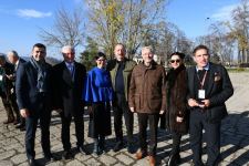 Президент Ильхам Алиев и Первая леди Мехрибан Алиева побеседовали с участниками VIII Глобального Бакинского форума, совершившими поездку в Шушу (ФОТО/ВИДЕО) (версия 2)