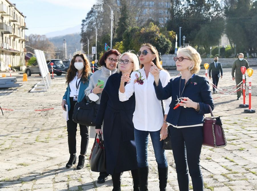 Президент Ильхам Алиев и Первая леди Мехрибан Алиева побеседовали с участниками VIII Глобального Бакинского форума, совершившими поездку в Шушу (ФОТО/ВИДЕО) (версия 2)