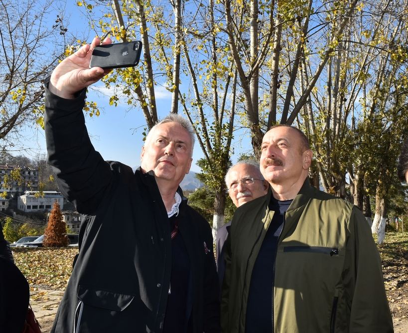 Президент Ильхам Алиев и Первая леди Мехрибан Алиева побеседовали с участниками VIII Глобального Бакинского форума, совершившими поездку в Шушу (ФОТО/ВИДЕО) (версия 2)