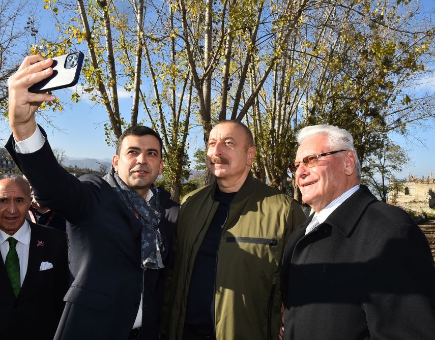 Президент Ильхам Алиев и Первая леди Мехрибан Алиева побеседовали с участниками VIII Глобального Бакинского форума, совершившими поездку в Шушу (ФОТО/ВИДЕО) (версия 2)