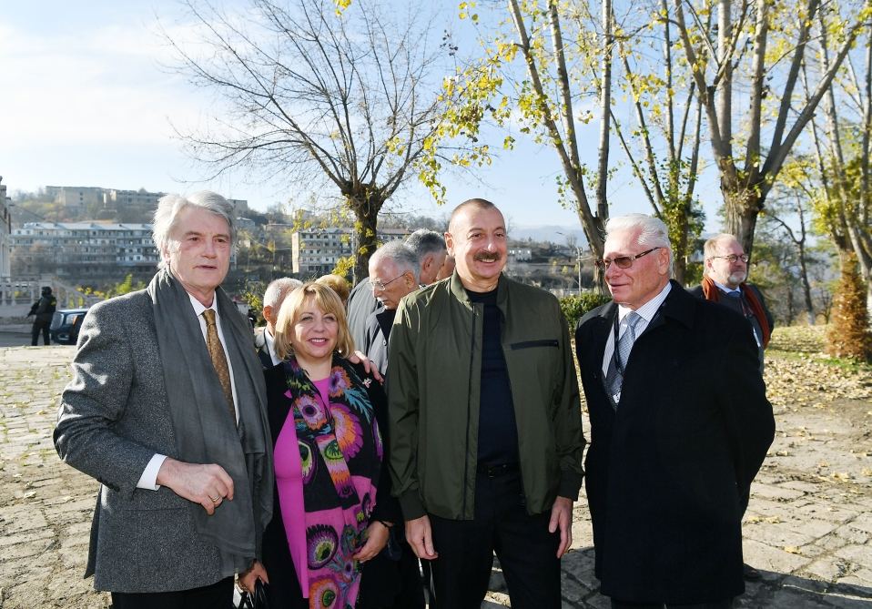 Президент Ильхам Алиев и Первая леди Мехрибан Алиева побеседовали с участниками VIII Глобального Бакинского форума, совершившими поездку в Шушу (ФОТО/ВИДЕО) (версия 2)