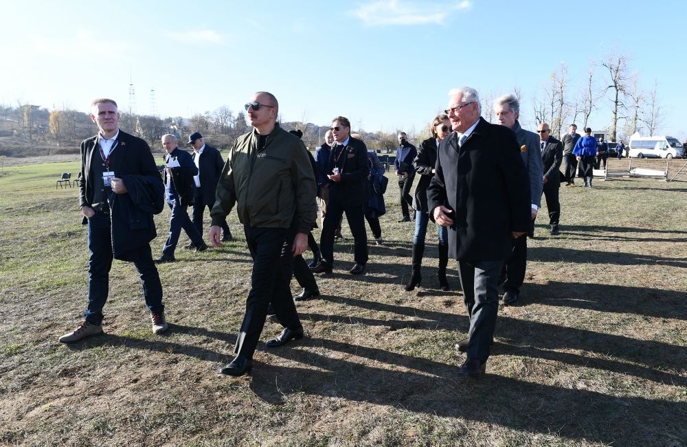 Президент Ильхам Алиев и Первая леди Мехрибан Алиева побеседовали с участниками VIII Глобального Бакинского форума, совершившими поездку в Шушу (ФОТО/ВИДЕО) (версия 2)