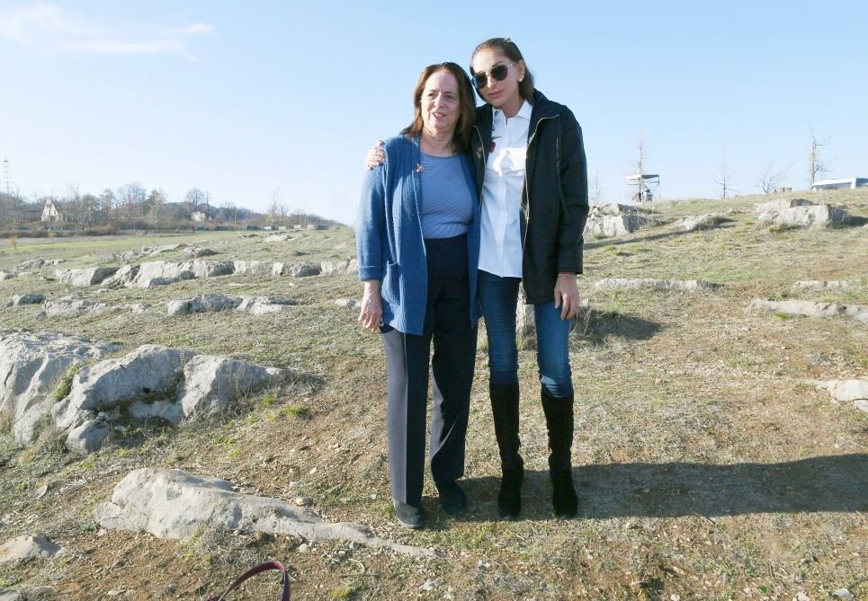 Президент Ильхам Алиев и Первая леди Мехрибан Алиева побеседовали с участниками VIII Глобального Бакинского форума, совершившими поездку в Шушу (ФОТО/ВИДЕО) (версия 2)