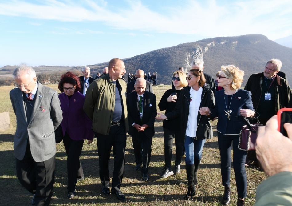 Президент Ильхам Алиев и Первая леди Мехрибан Алиева побеседовали с участниками VIII Глобального Бакинского форума, совершившими поездку в Шушу (ФОТО/ВИДЕО) (версия 2)
