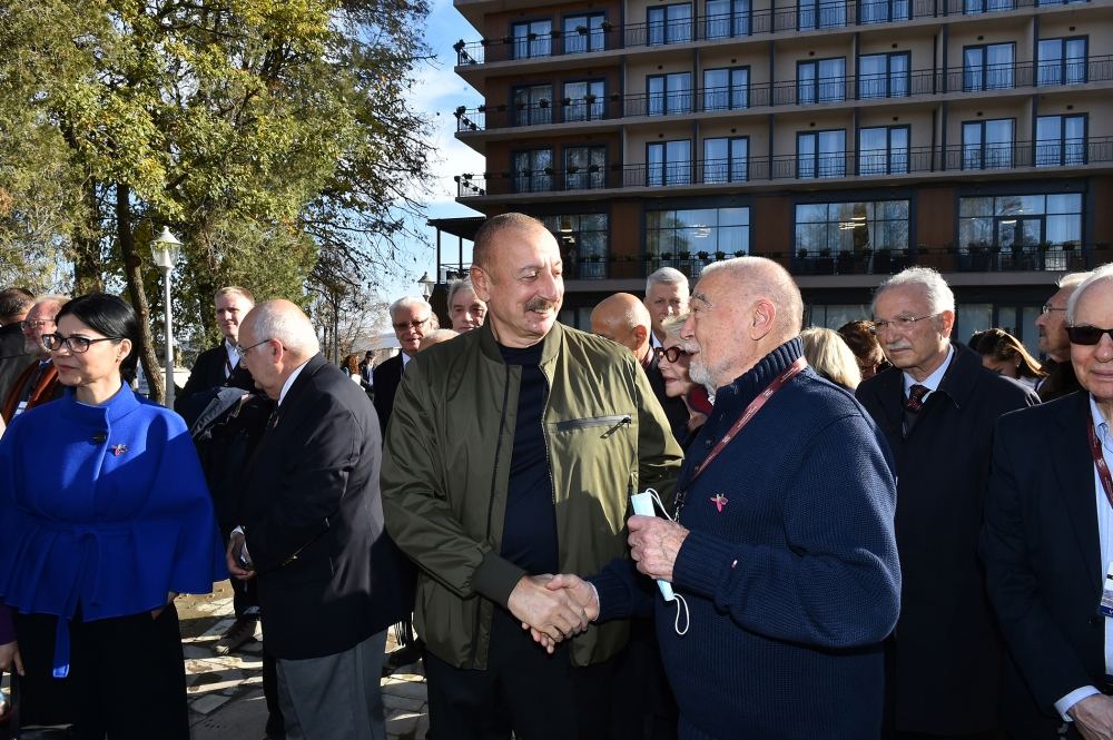 Президент Ильхам Алиев и Первая леди Мехрибан Алиева побеседовали с участниками VIII Глобального Бакинского форума, совершившими поездку в Шушу (ФОТО/ВИДЕО) (версия 2)