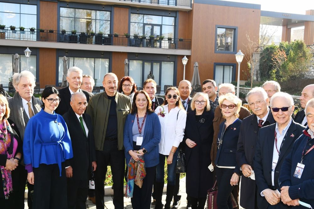 Президент Ильхам Алиев и Первая леди Мехрибан Алиева побеседовали с участниками VIII Глобального Бакинского форума, совершившими поездку в Шушу (ФОТО/ВИДЕО) (версия 2)