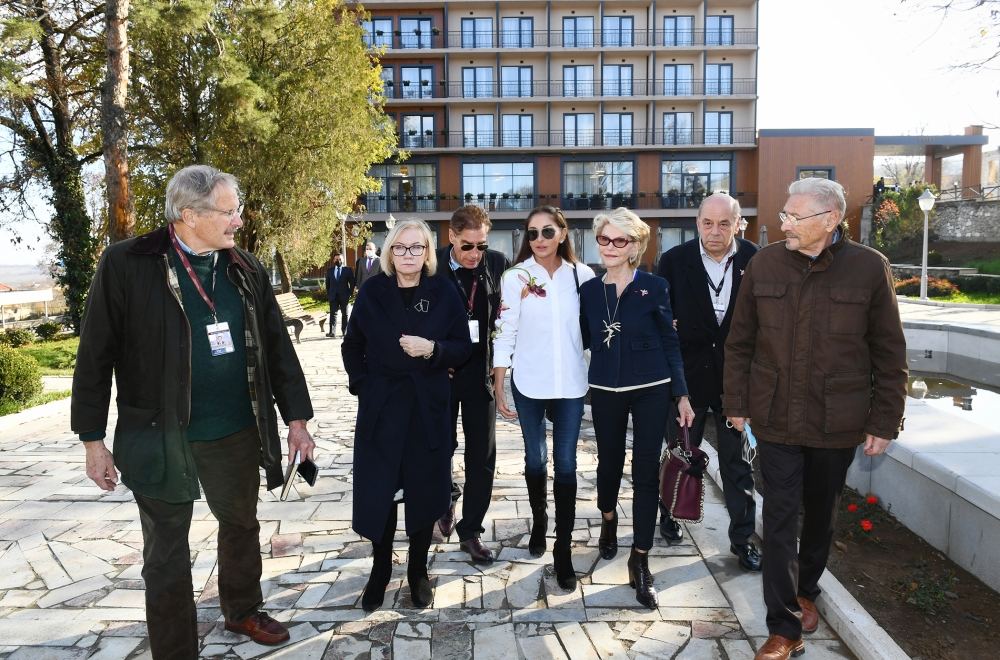 Президент Ильхам Алиев и Первая леди Мехрибан Алиева побеседовали с участниками VIII Глобального Бакинского форума, совершившими поездку в Шушу (ФОТО/ВИДЕО) (версия 2)