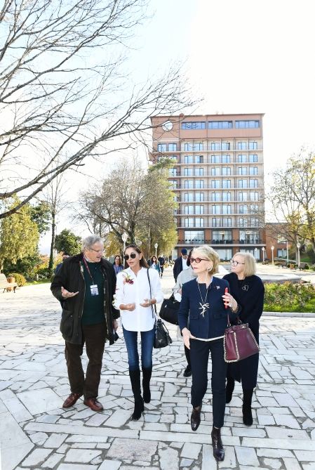 Президент Ильхам Алиев и Первая леди Мехрибан Алиева побеседовали с участниками VIII Глобального Бакинского форума, совершившими поездку в Шушу (ФОТО/ВИДЕО) (версия 2)