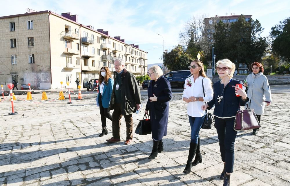 Президент Ильхам Алиев и Первая леди Мехрибан Алиева побеседовали с участниками VIII Глобального Бакинского форума, совершившими поездку в Шушу (ФОТО/ВИДЕО) (версия 2)