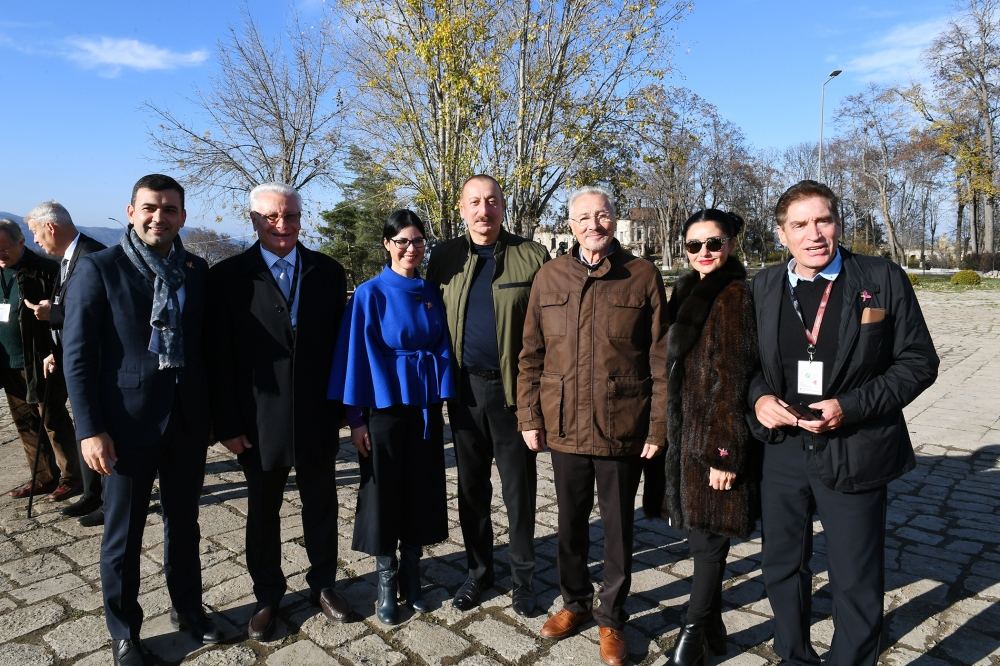 Президент Ильхам Алиев и Первая леди Мехрибан Алиева побеседовали с участниками VIII Глобального Бакинского форума, совершившими поездку в Шушу (ФОТО/ВИДЕО) (версия 2)