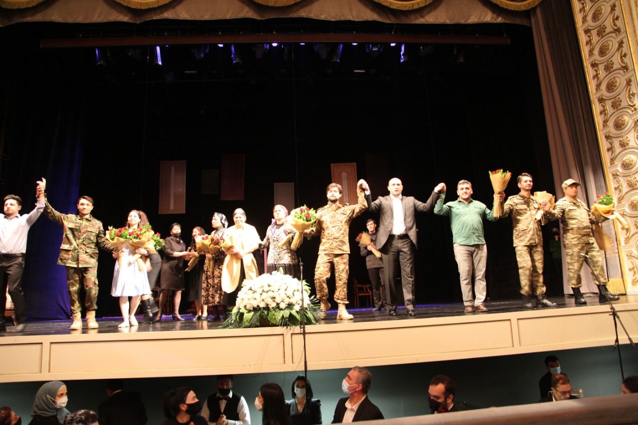 Bir nəfəs qədər – спектакль о матери, которая ждет сына с фронта (ФОТО)