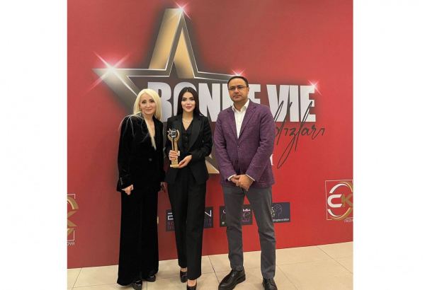 Азербайджанская писательница отмечена Bonne Vie Ulduzları - "Лучшая писательница года тюркского мира"  (ФОТО)