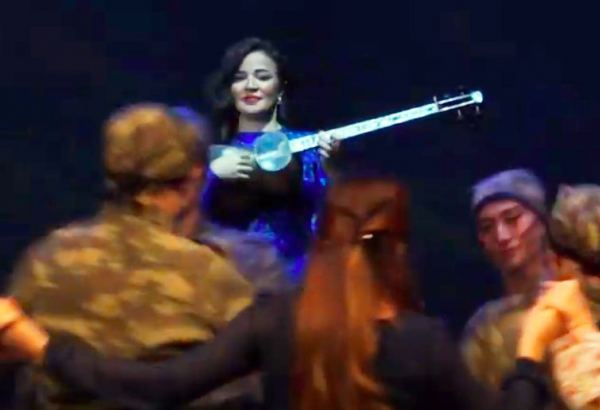 Сражающийся тар! Джавид Имамвердиев представил первую работу в качестве главного режиссера театра на музыку Полада Бюльбюльоглу (ВИДЕО)