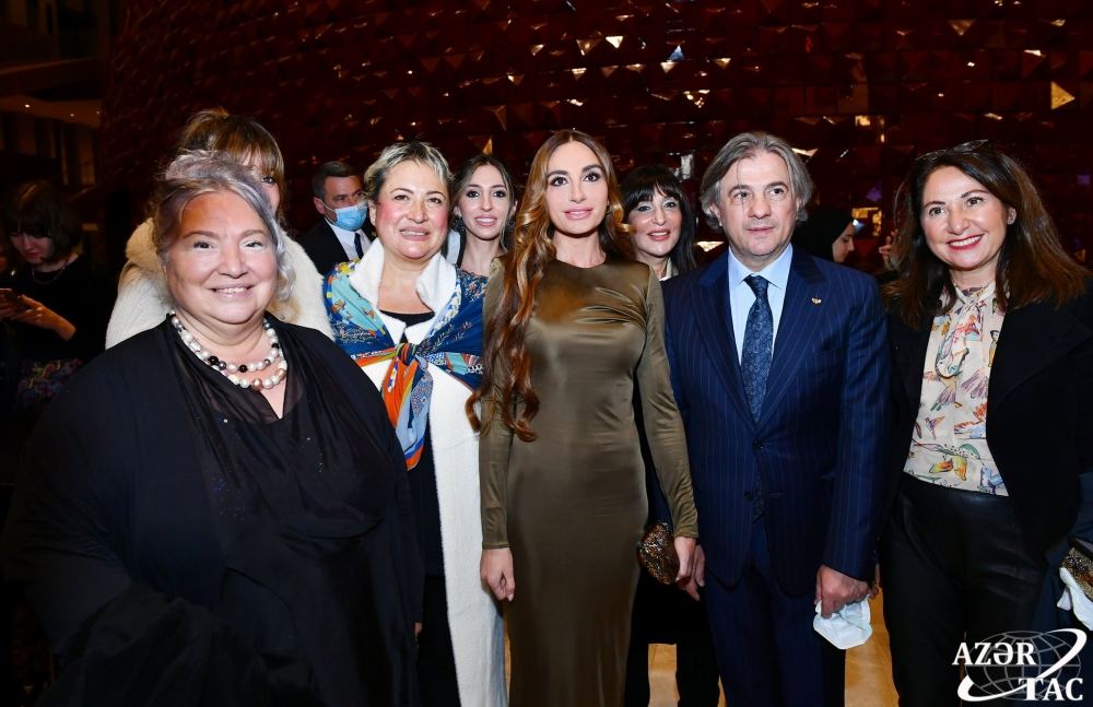 Президенту Бакинского медиа-центра Арзу Алиевой вручена «Награда Шараф» (ФОТО)