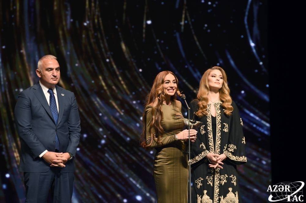 Президенту Бакинского медиа-центра Арзу Алиевой вручена «Награда Шараф» (ФОТО)
