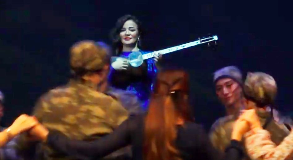 Сражающийся тар! Джавид Имамвердиев представил первую работу в качестве главного режиссера театра на музыку Полада Бюльбюльоглу (ВИДЕО)