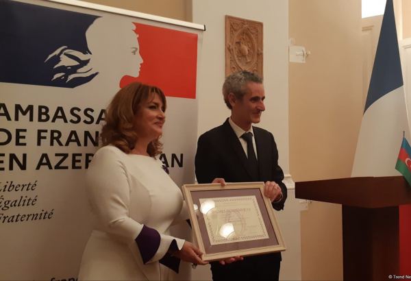 В Баку состоялось награждение Рейхан Гусейновой французским Орденом Академических Пальм (ФОТО)