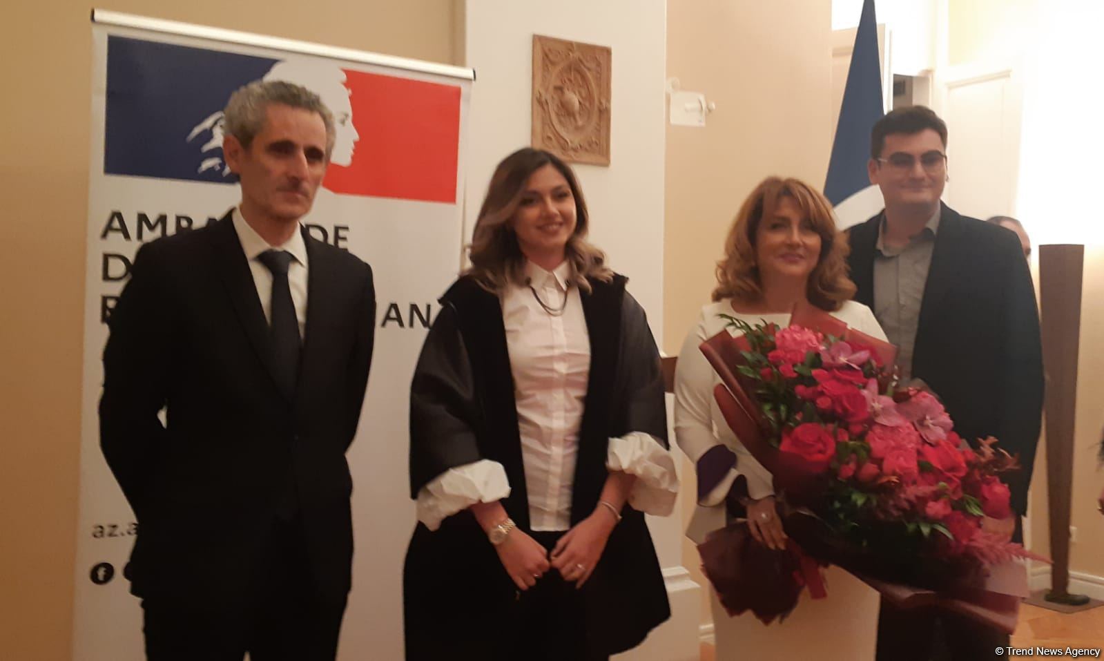 В Баку состоялось награждение Рейхан Гусейновой французским Орденом Академических Пальм (ФОТО)