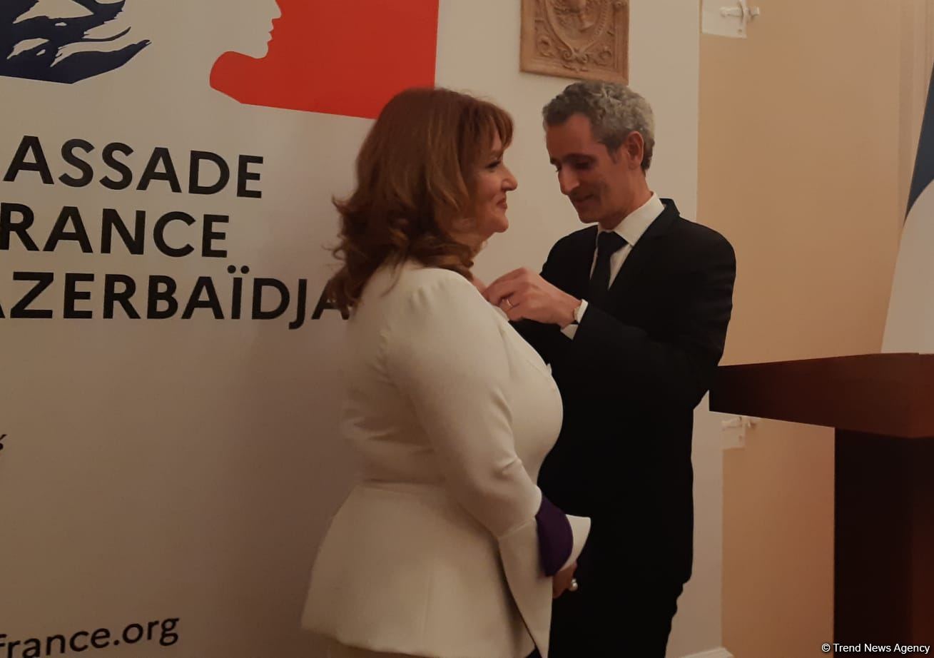 В Баку состоялось награждение Рейхан Гусейновой французским Орденом Академических Пальм (ФОТО)