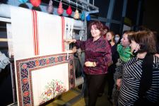 В соответствии с древними традициями в Баку прошла церемония срезания со станка ковра "Гранатовый" (ФОТО)