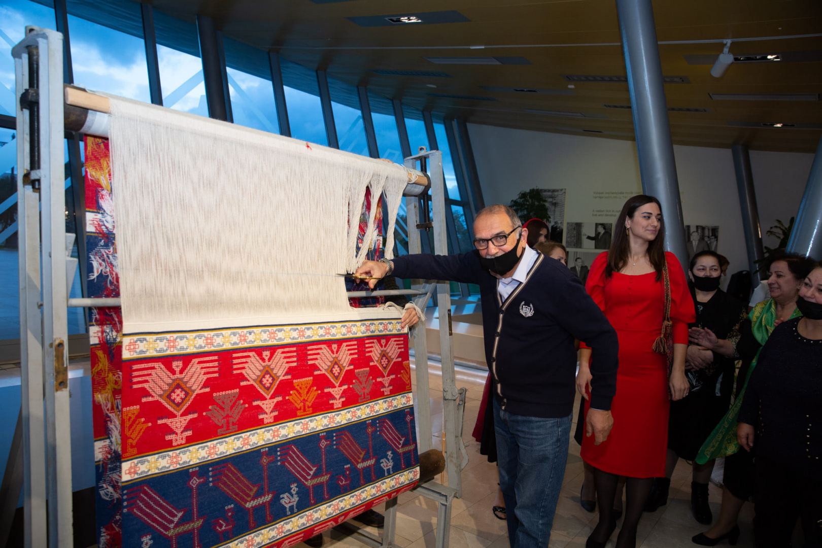 В соответствии с древними традициями в Баку прошла церемония срезания со станка ковра "Гранатовый" (ФОТО)