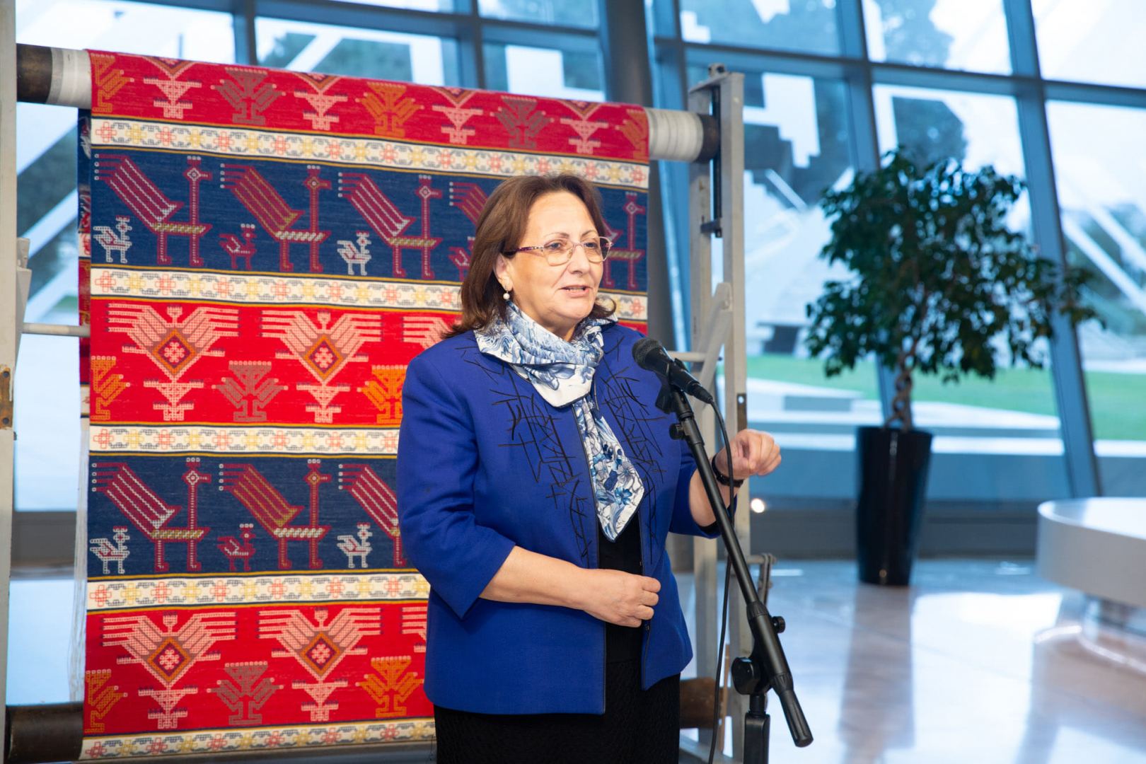 В соответствии с древними традициями в Баку прошла церемония срезания со станка ковра "Гранатовый" (ФОТО)