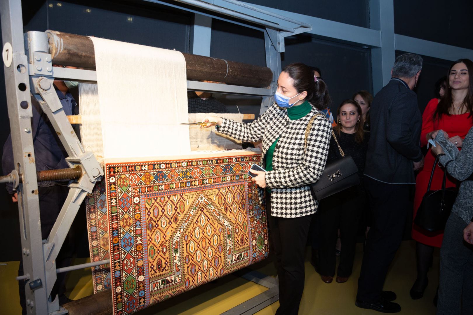 В соответствии с древними традициями в Баку прошла церемония срезания со станка ковра "Гранатовый" (ФОТО)