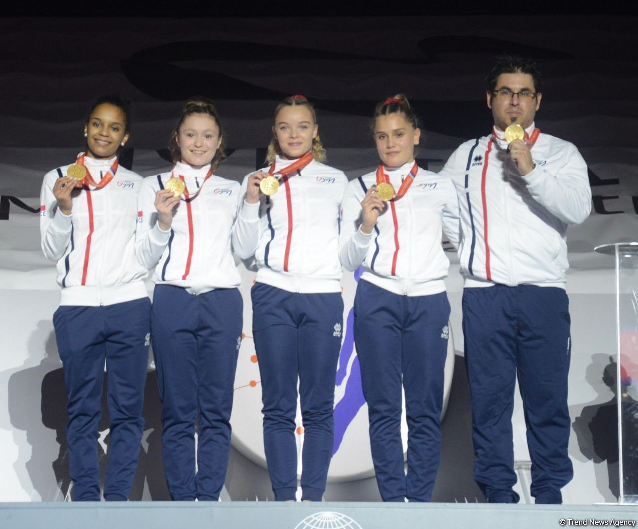 В Баку прошла церемония награждения победителей и призеров ЧМ среди команд в прыжках на акробатической дорожке и двойном мини-батуте (ФОТО)