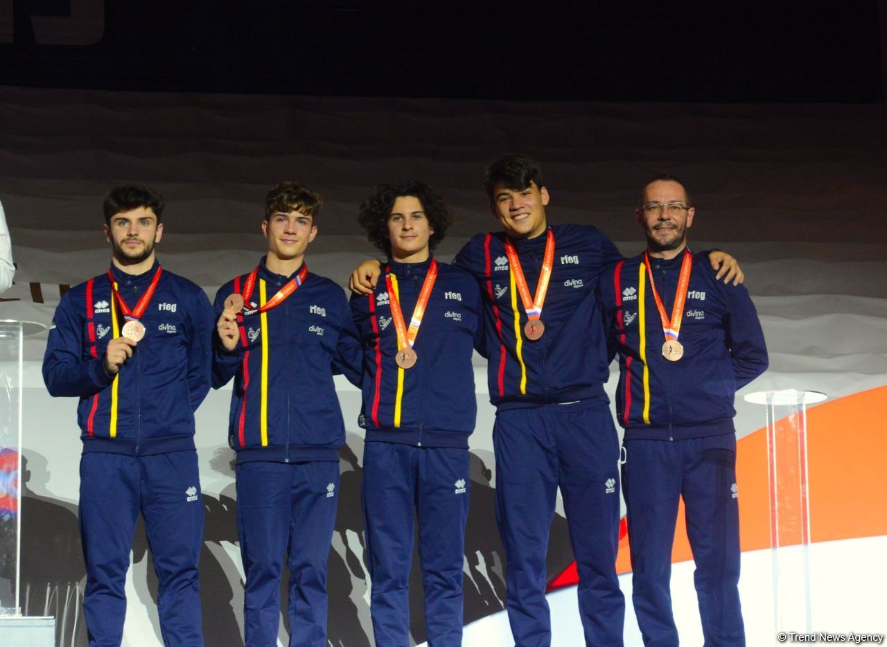 В Баку прошла церемония награждения победителей и призеров ЧМ среди команд в прыжках на акробатической дорожке и двойном мини-батуте (ФОТО)
