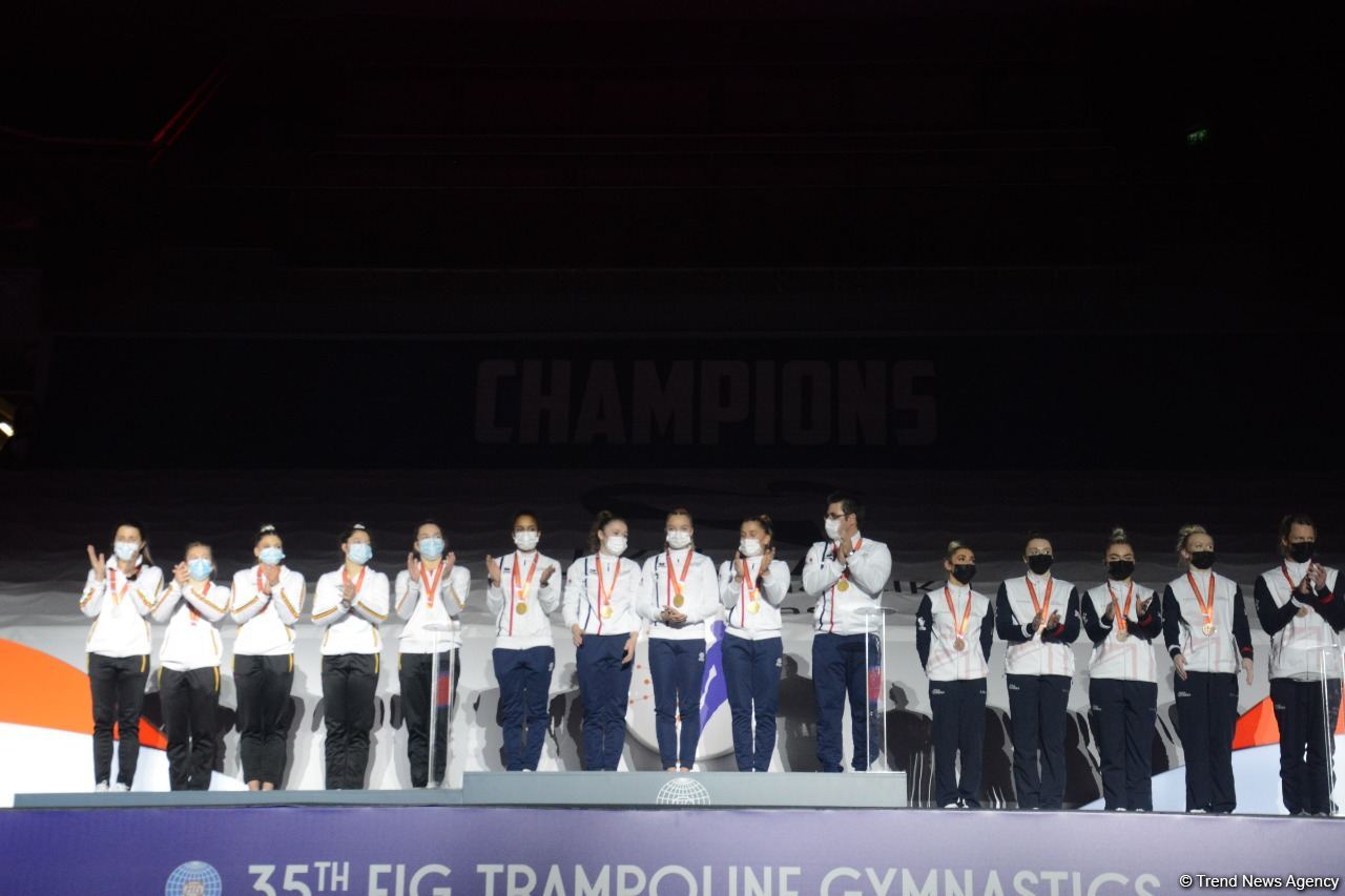 В Баку прошла церемония награждения победителей и призеров ЧМ среди команд в прыжках на акробатической дорожке и двойном мини-батуте (ФОТО)